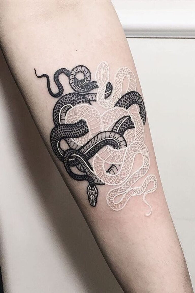 tattoo bianco di serpenti