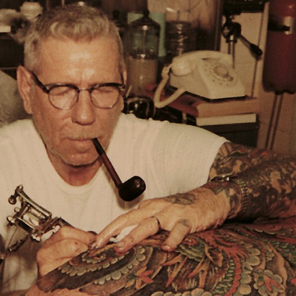 Sailor Jerry durante una sessione di tatuaggi