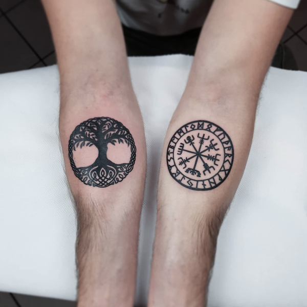 Bussole e alberi vichinghi tatuati